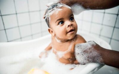 Lavez bébé en prenant soin de sa peau
